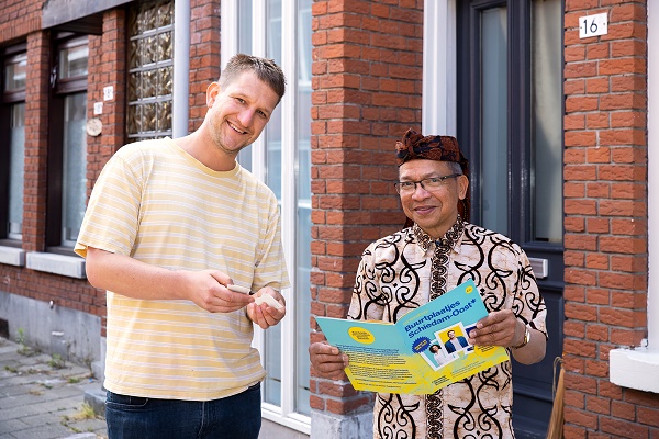 Kunstenaar Maarten Bel met Johan Dompig plaatje in het stickerboek